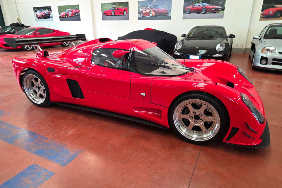 Lead advert photograph for the red 2001 Ultima GTR offered by LF Auto on AutoScout24 Italy